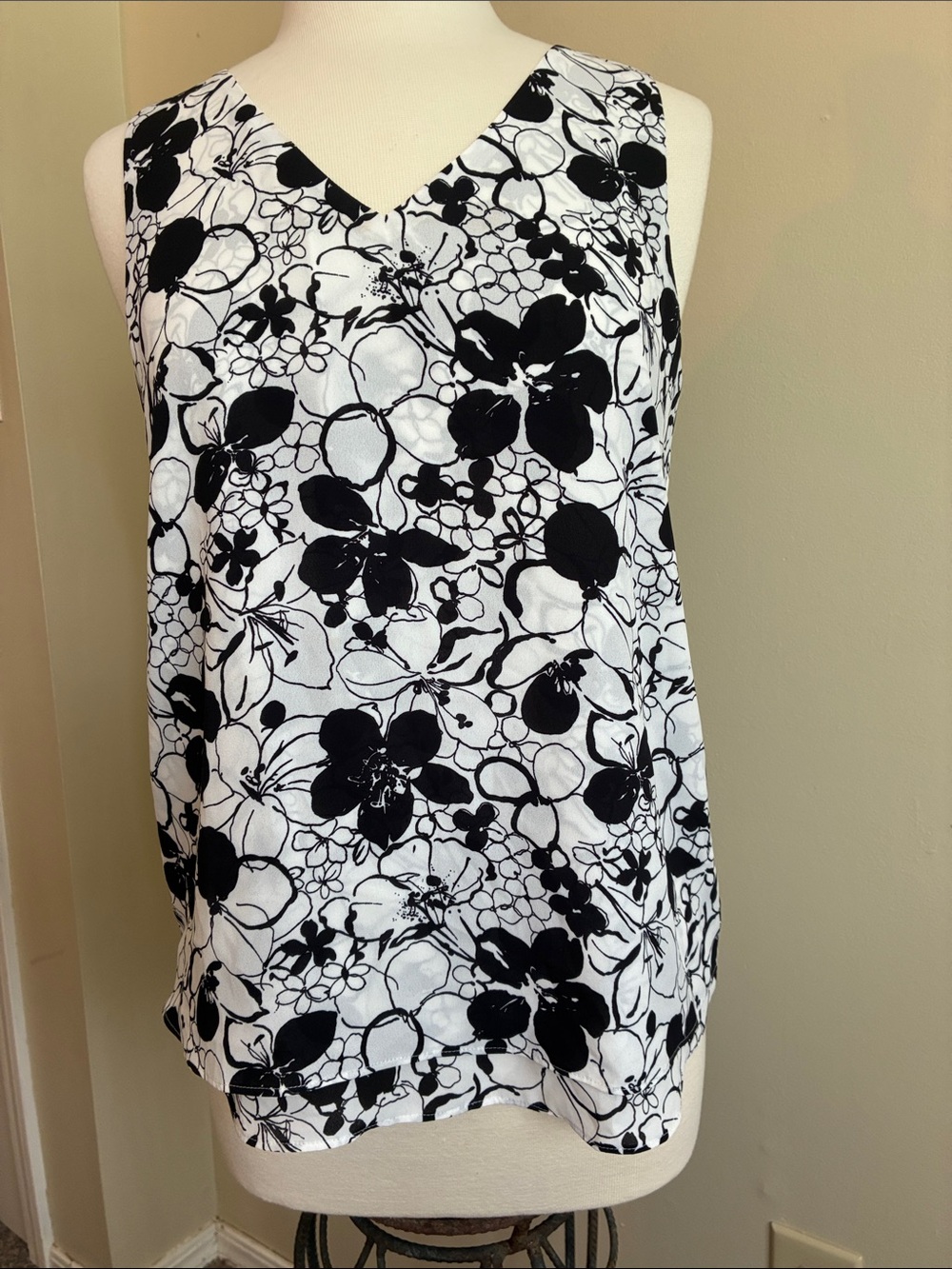 Ann Taylor Black and White Floral Sleeveless Blouse